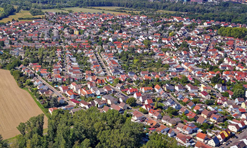 Wohngebiet aus der Vogelperspektive angrenzend an Felder