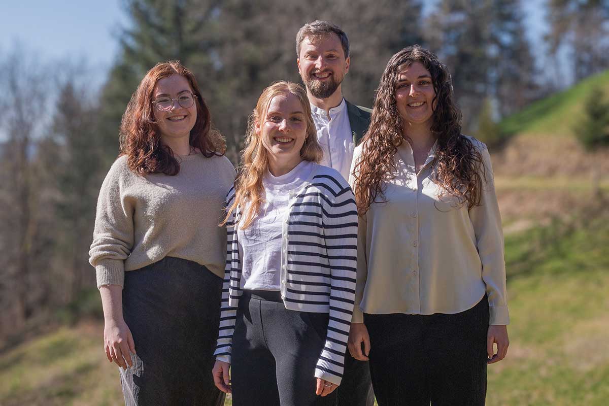 G-Team von sinnogy für GIS basierte Lösungen und Dienste bei einem gemeinsamen Gruppenfoto im Freien
