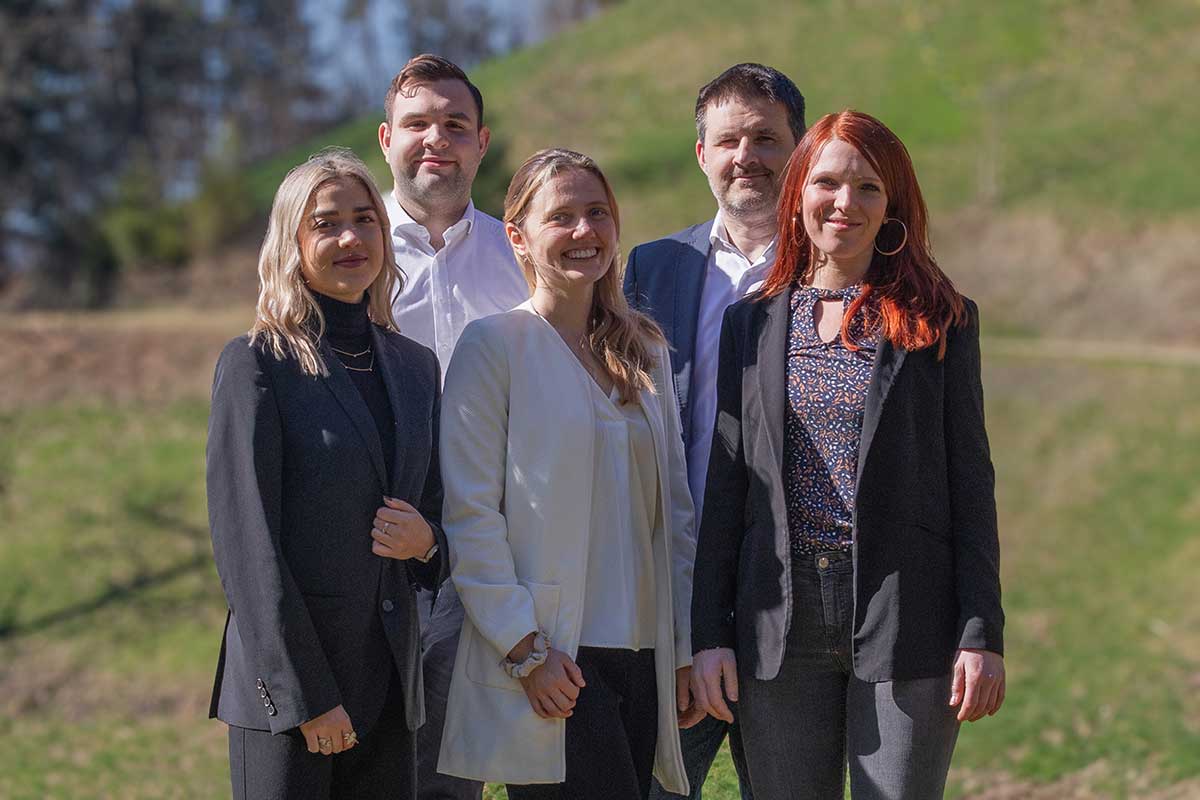 Marketing Team von sinnogy bei einem gemeinsamen Gruppenfoto im Freien