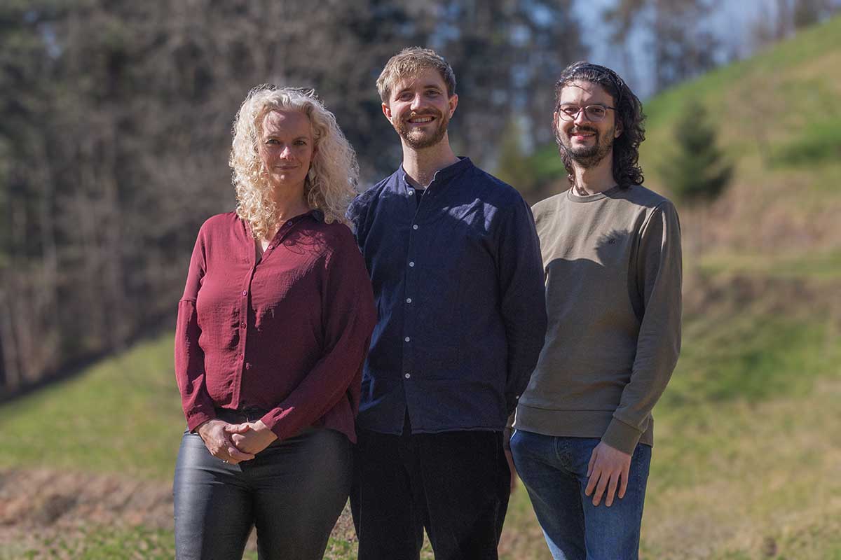 Team Verwaltung und IT von sinnogy bei einem gemeinsamen Gruppenfoto im Freien
